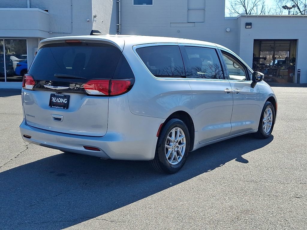 Used 2023 Chrysler Voyager LX FWD image 5