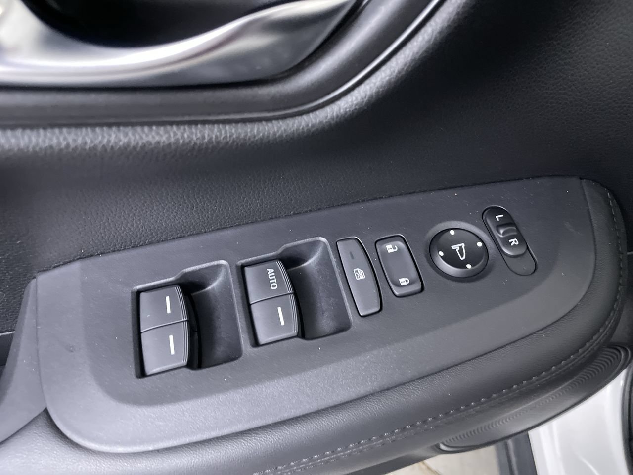 Used 2023 Honda HR-V LX image 11