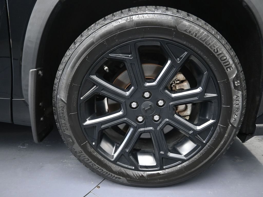 Used 2023 Toyota Highlander LE FWD image 5