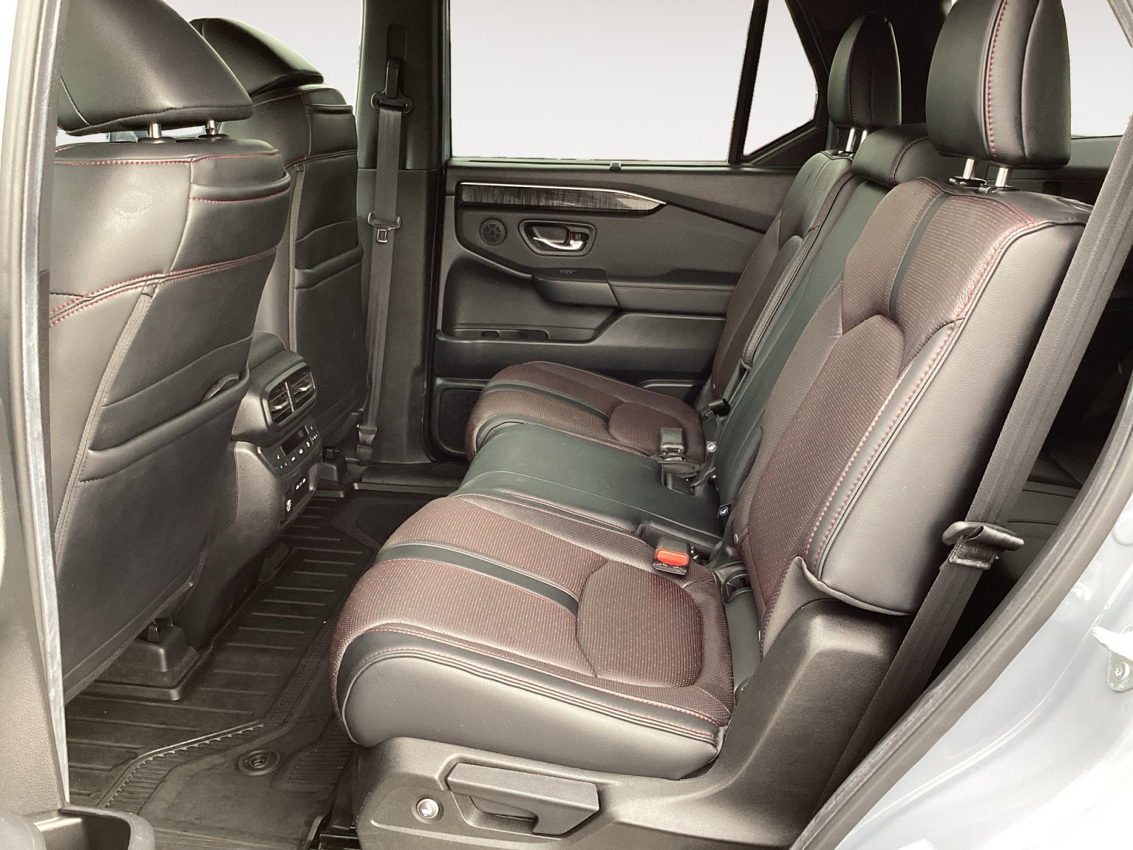 Used 2025 Honda Pilot Black Edition image 28