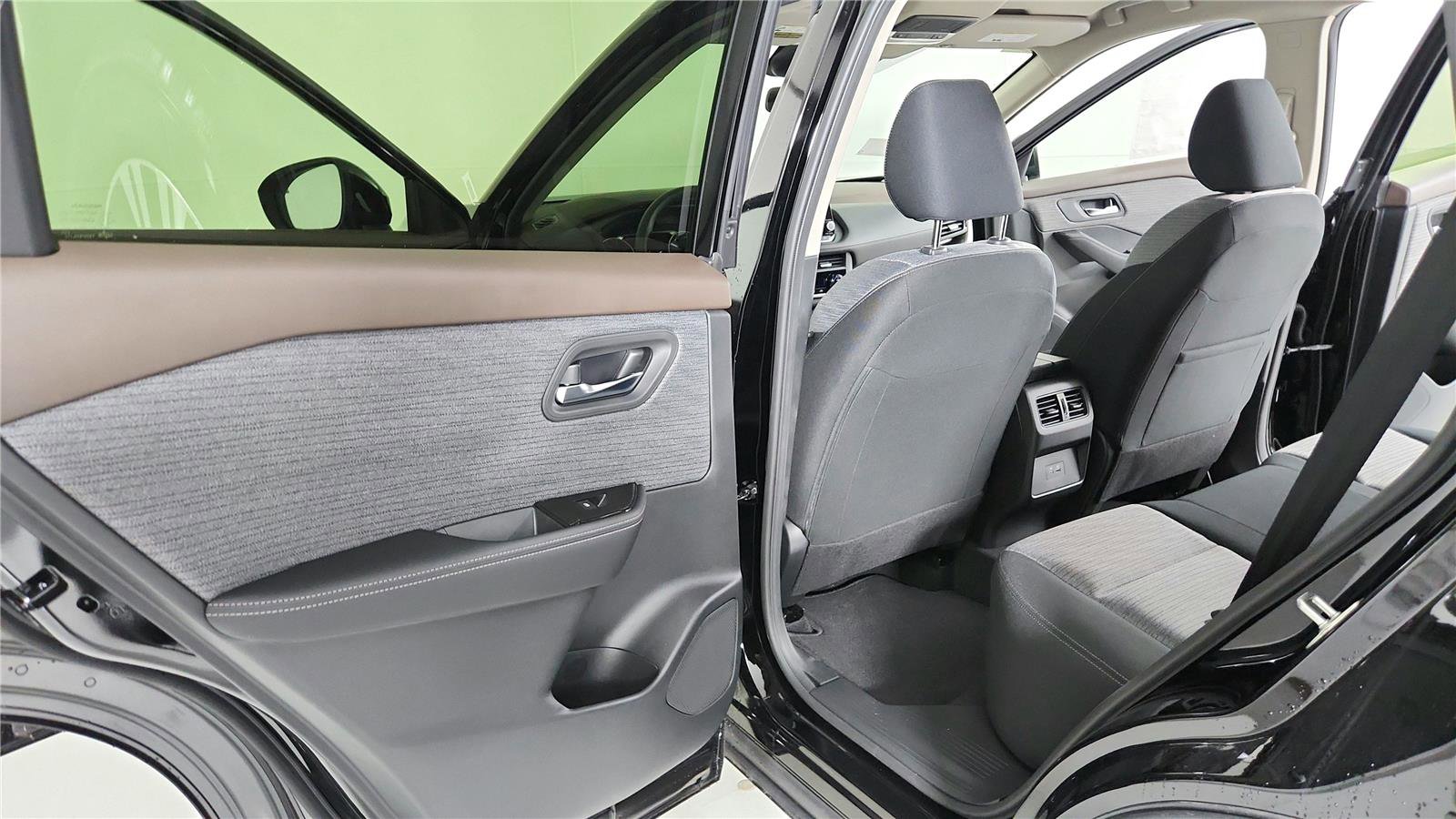 Used 2023 Nissan Rogue SV AWD/4WD image 12