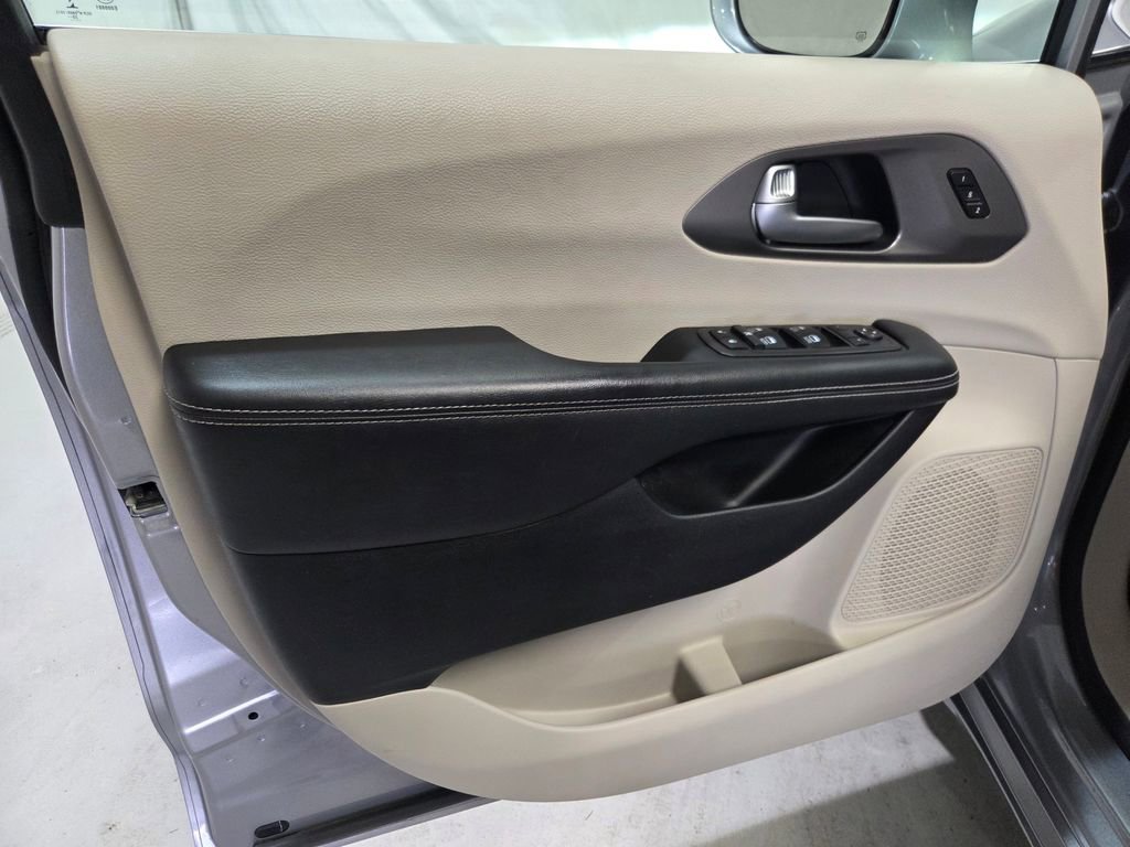 Used 2021 Chrysler Pacifica Touring-L w/ Uconnect Theater Family Group FWD image 17