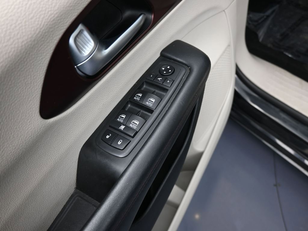 Used 2019 Chrysler Pacifica Limited image 14