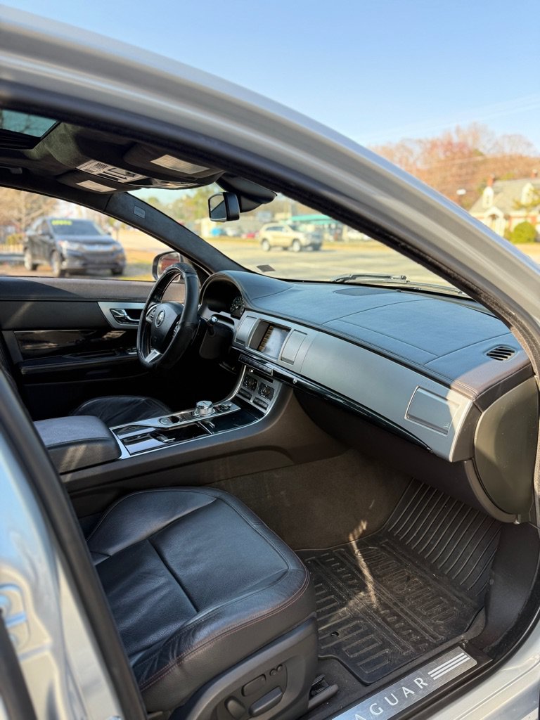 Used 2015 Jaguar XF Sport RWD image 9