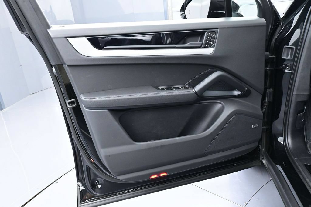 Certified 2025 Porsche Cayenne E-Hybrid Coupe AWD/4WD image 15