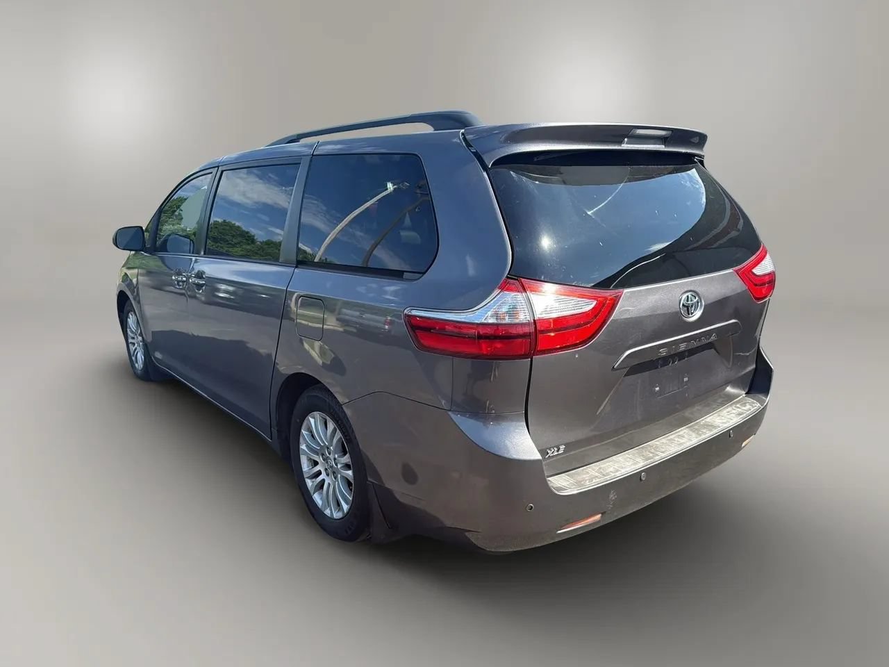 Used 2015 Toyota Sienna XLE w/ XLE Navigation Package FWD image 3