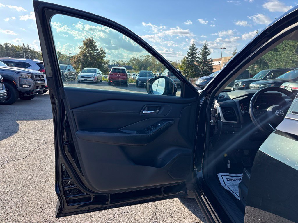 Used 2024 Nissan Rogue SL AWD/4WD image 17