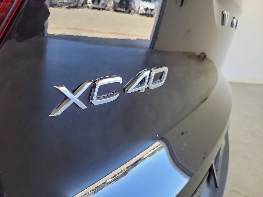 Used 2025 Volvo XC40 B5 Plus image 9