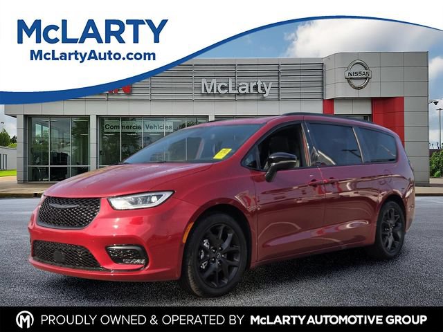 Used 2026 Chrysler Pacifica Limited w/ Uconnect Theater Family Group FWD image 1