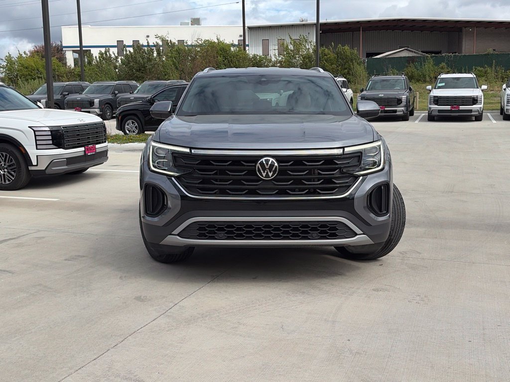 Used 2024 Volkswagen Atlas Cross Sport SE FWD image 2