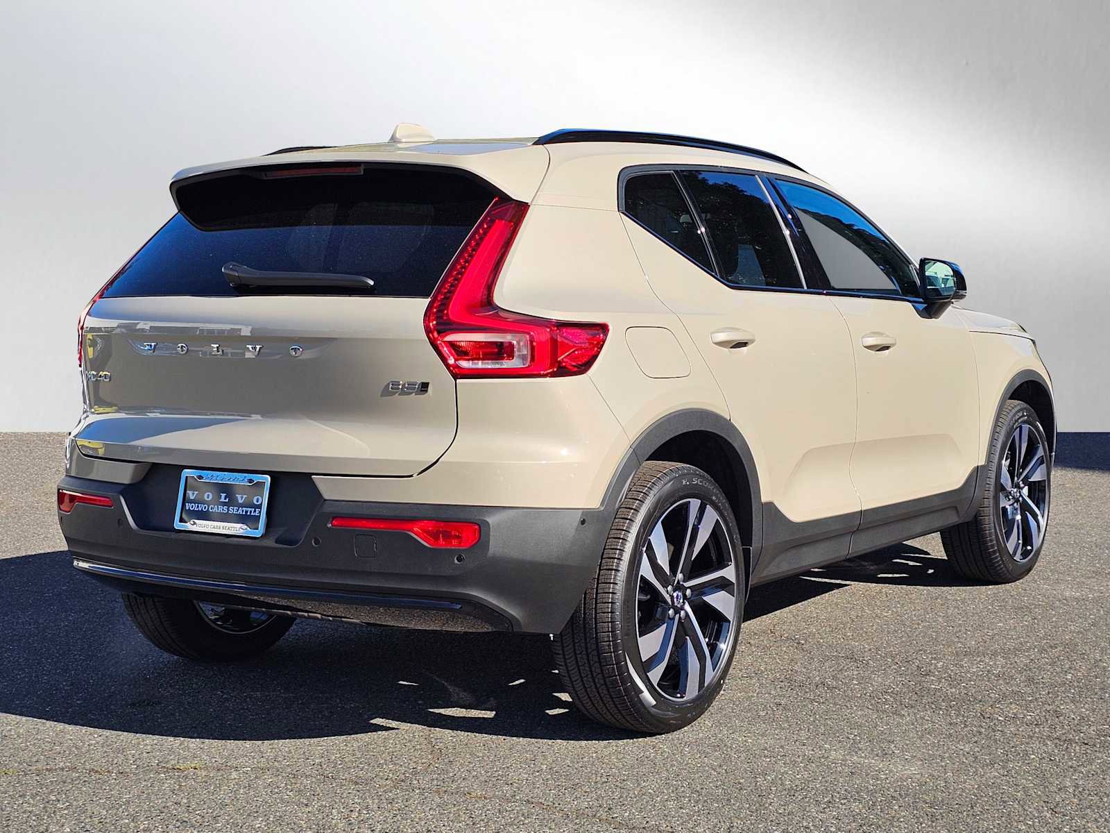 New 2025 Volvo XC40 B5 Plus w/ Climate Package image 7