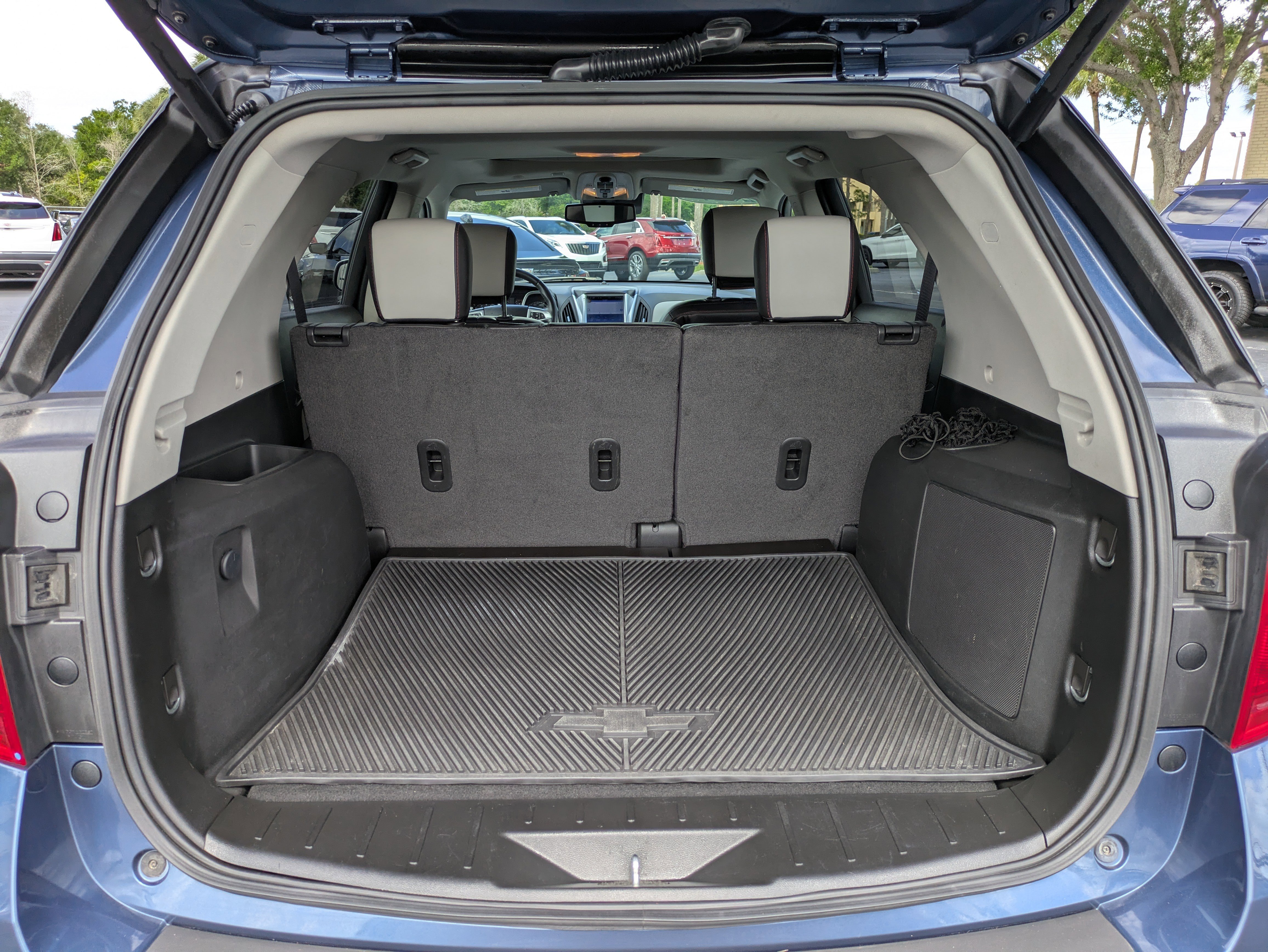 Used 2017 Chevrolet Equinox Premier w/ Enhanced Convenience Package FWD image 11