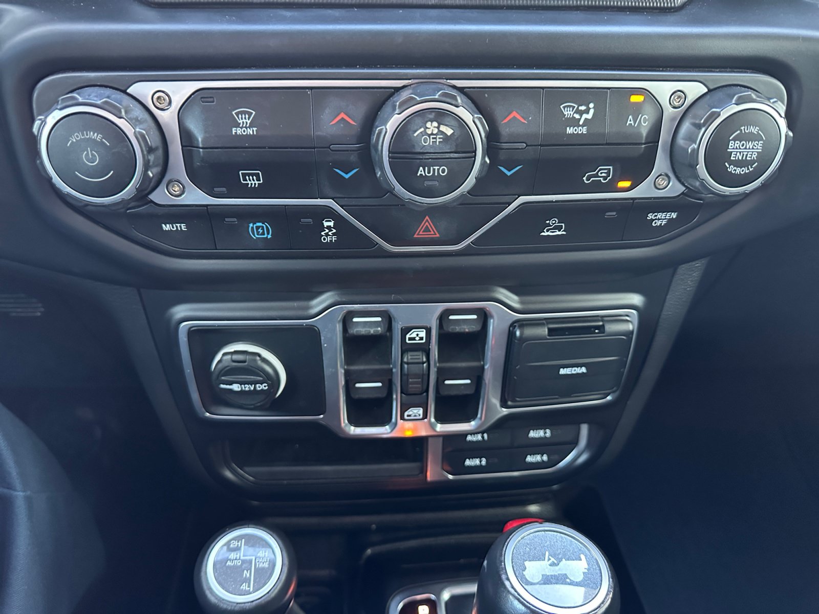 Used 2023 Jeep Wrangler Unlimited Sahara AWD/4WD image 21