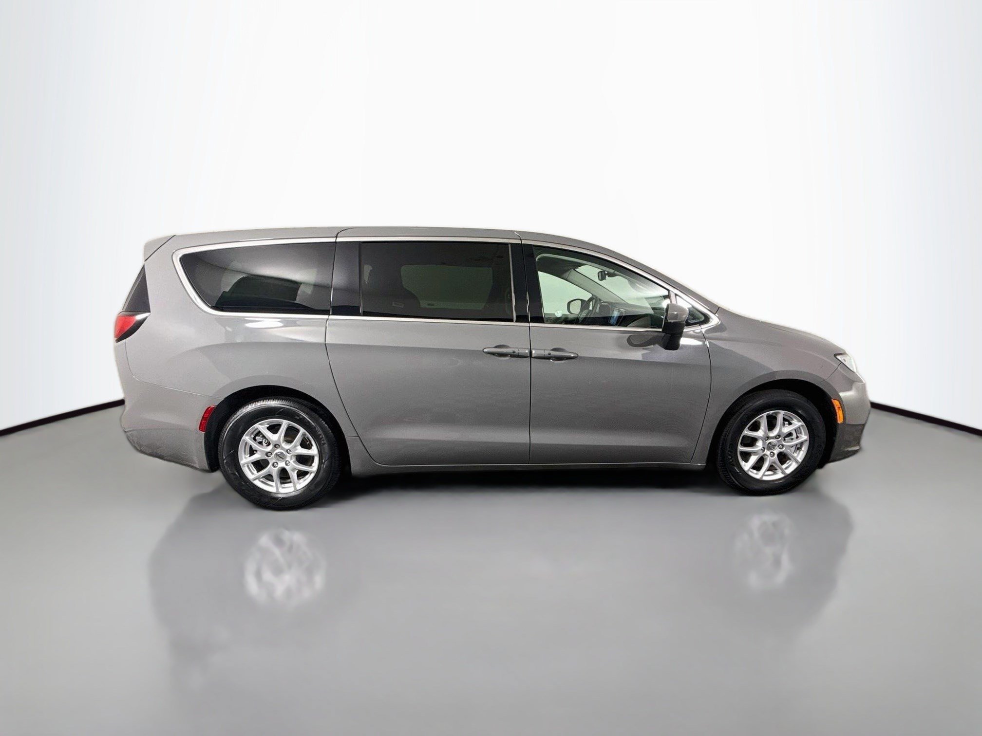 Used 2023 Chrysler Pacifica Touring-L FWD image 11