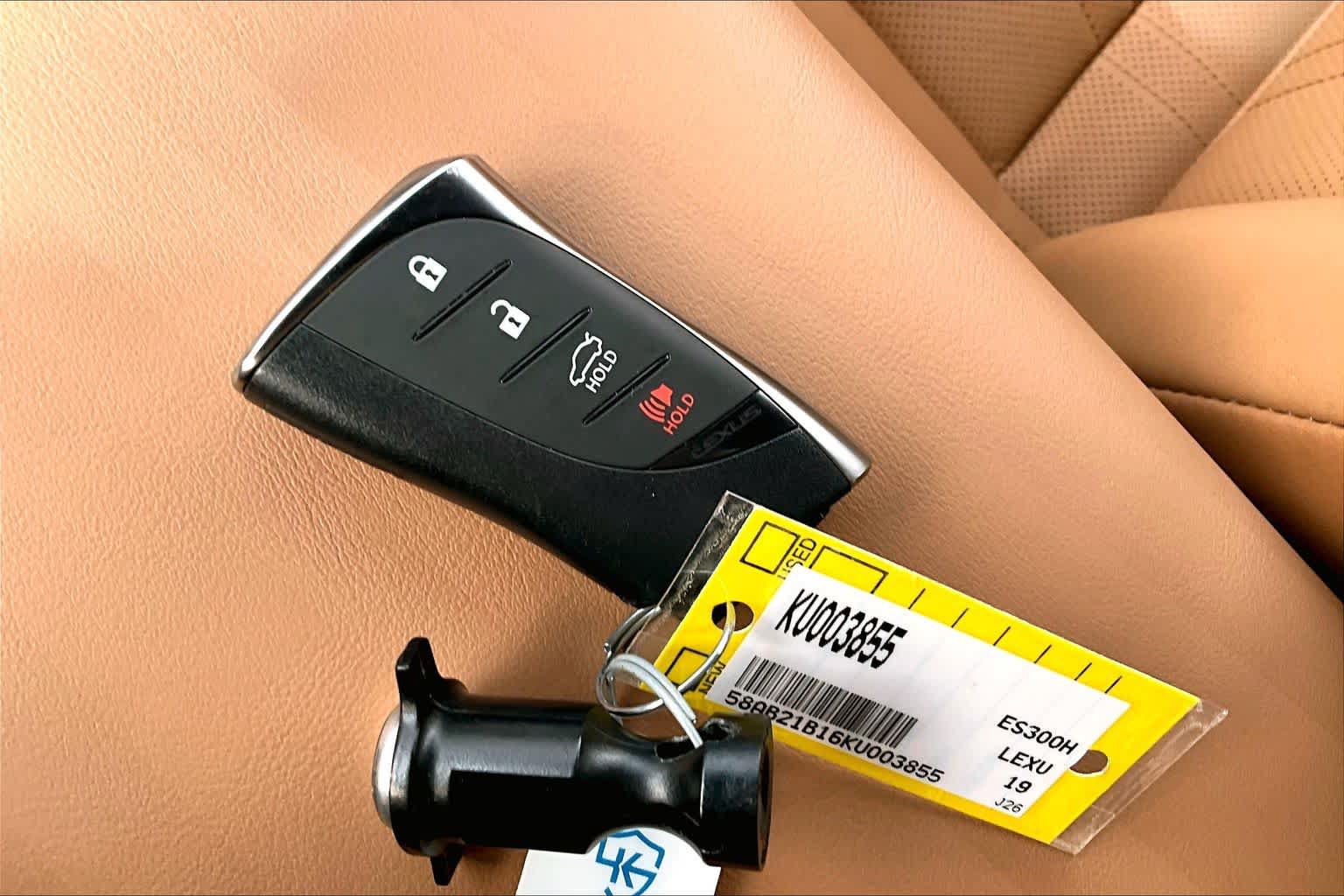 Used 2019 Lexus ES 300h Ultra Luxury w/ Accessory Package 2 FWD image 15