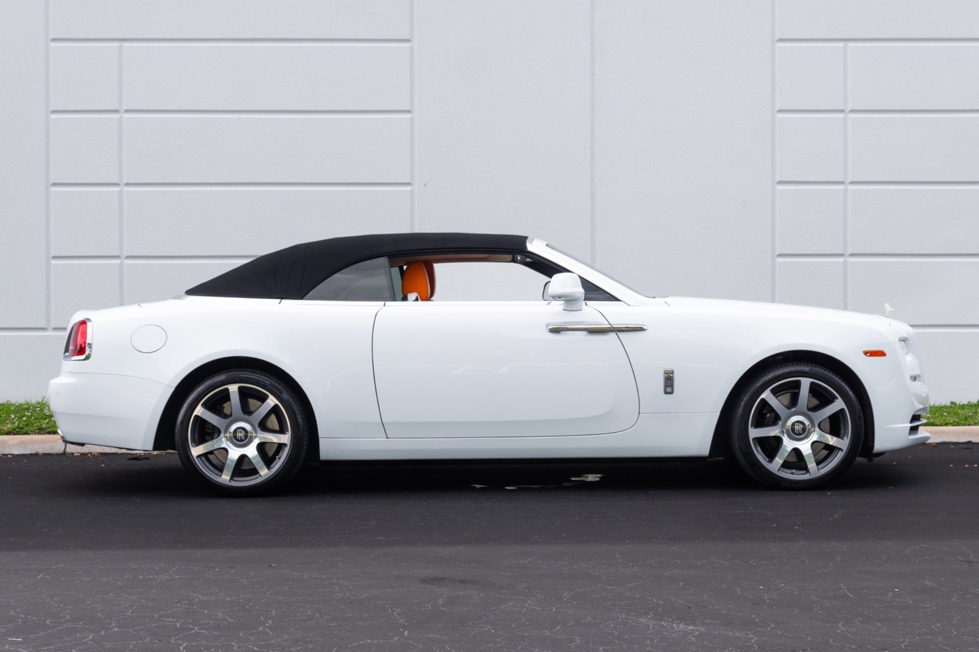 Used 2017 Rolls-Royce Dawn RWD image 9