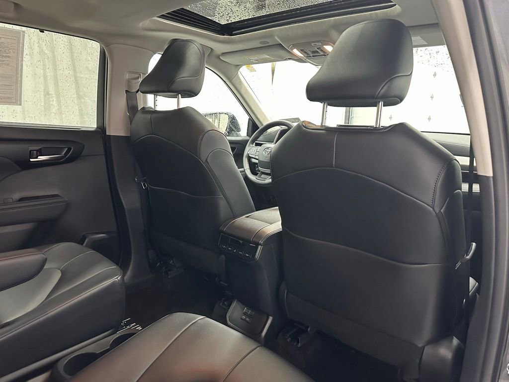 Used 2025 Toyota Highlander XLE image 62