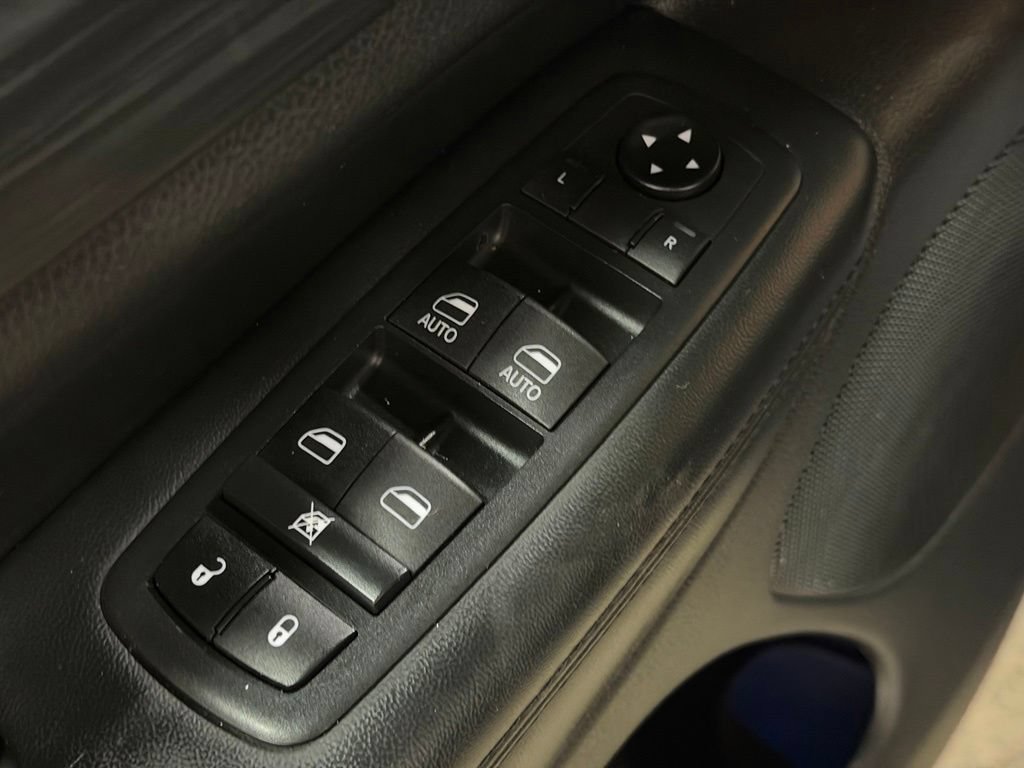 Used 2020 Jeep Grand Cherokee Laredo AWD/4WD image 23
