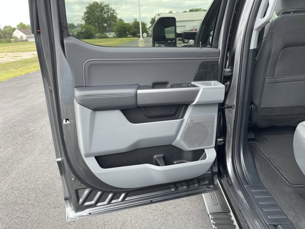 New 2026 Ford F350 4x4 Crew Cab DRW Super Duty image 17