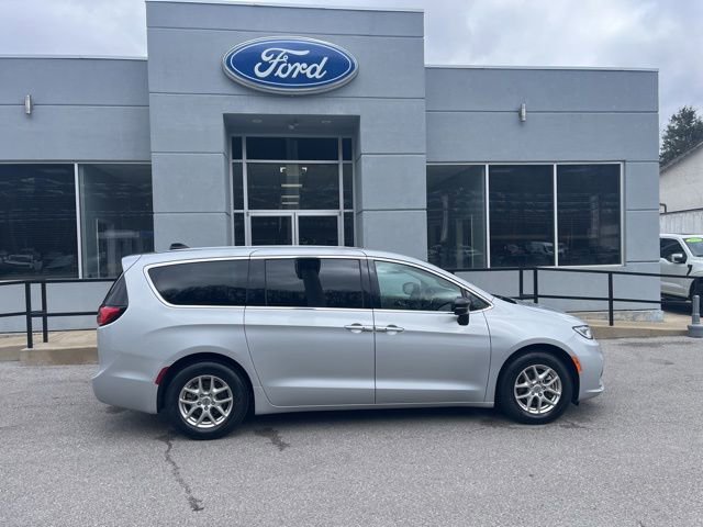 Used 2024 Chrysler Pacifica Touring-L image 2