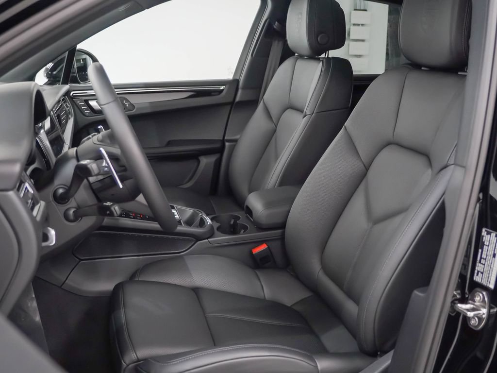 Certified 2026 Porsche Macan AWD/4WD image 5