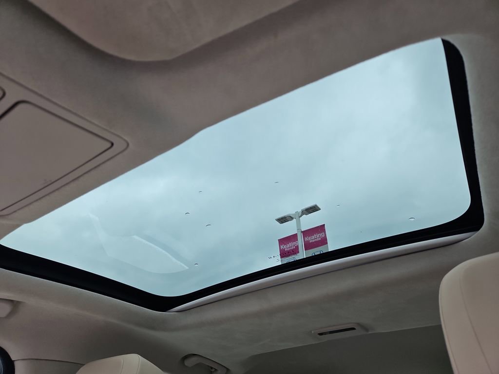 Used 2020 Jaguar XF Premium image 21