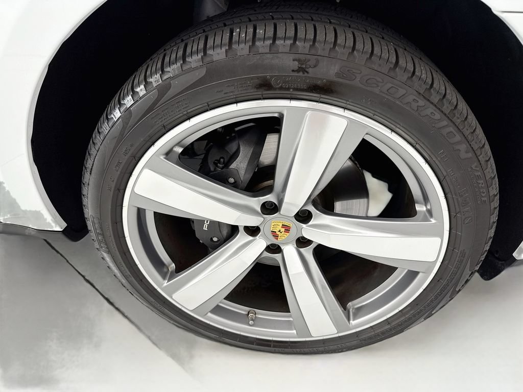 Certified 2025 Porsche Macan AWD/4WD image 32