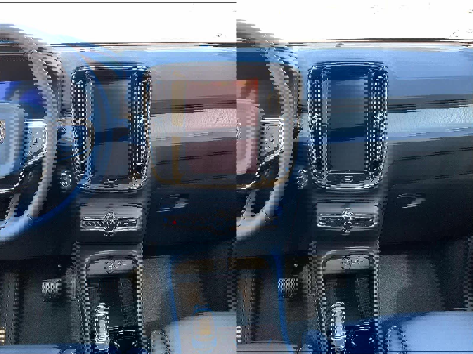 New 2026 Volvo XC40 B5 Plus w/ Protection Package Premier image 9