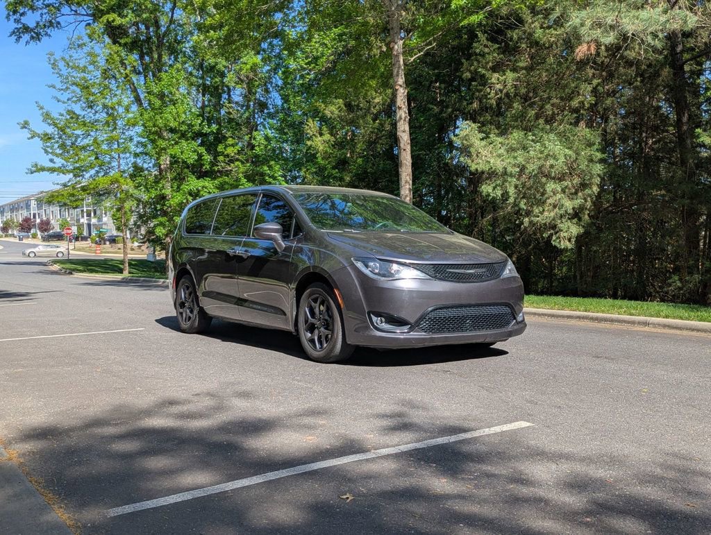 Used 2017 Chrysler Pacifica Touring-L w/ 13 Speaker Alpine Sound Group FWD image 10