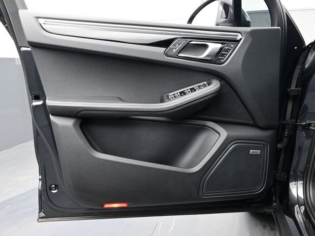 Certified 2020 Porsche Macan image 7