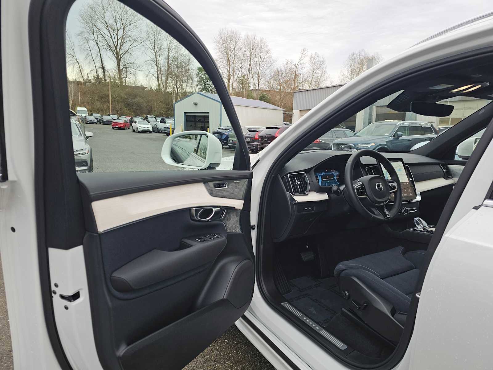 Certified 2025 Volvo XC90 T8 Ultra image 22