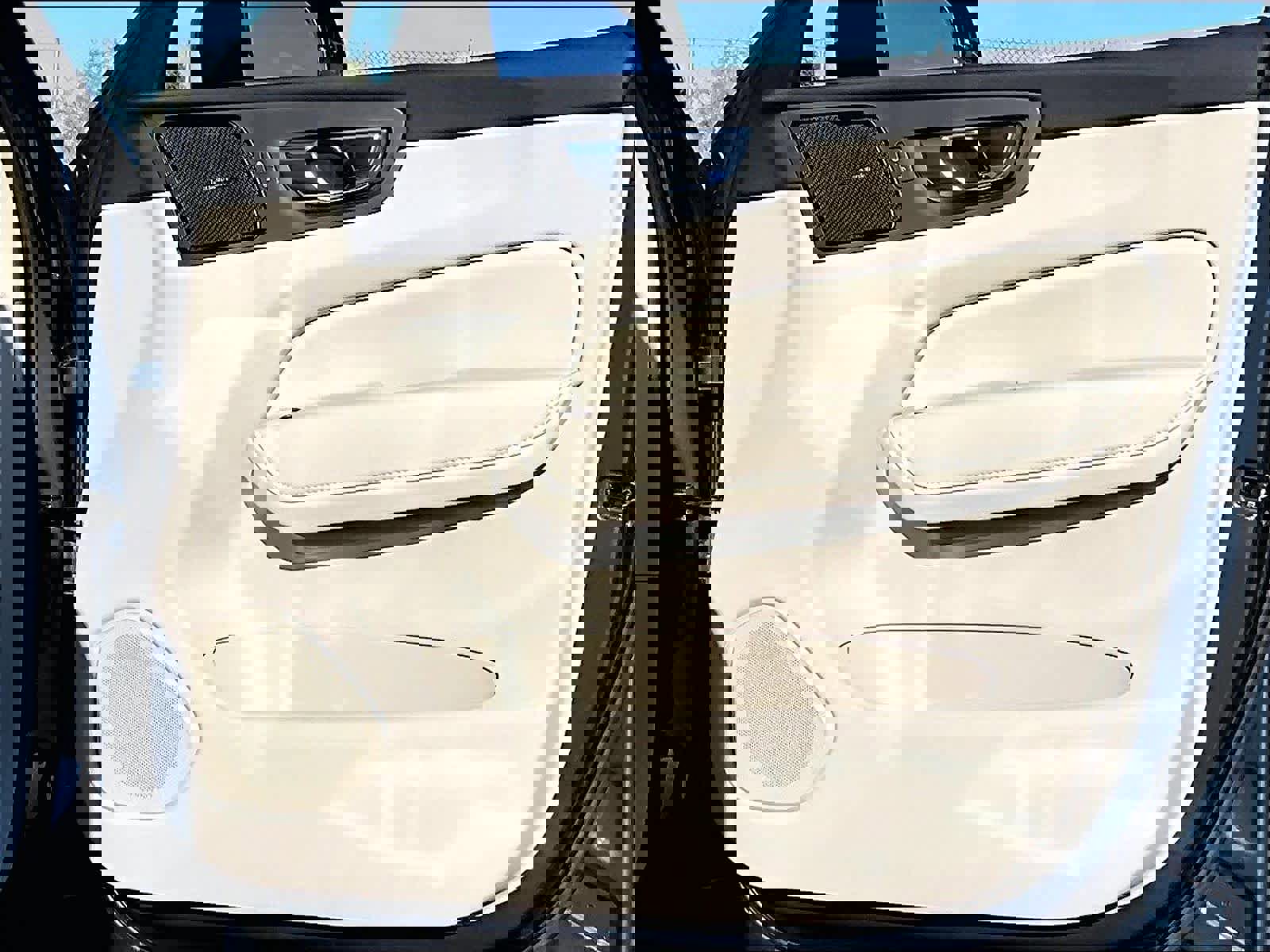 Used 2025 Volvo XC60 T8 Plus w/ Protection Package Premier image 27