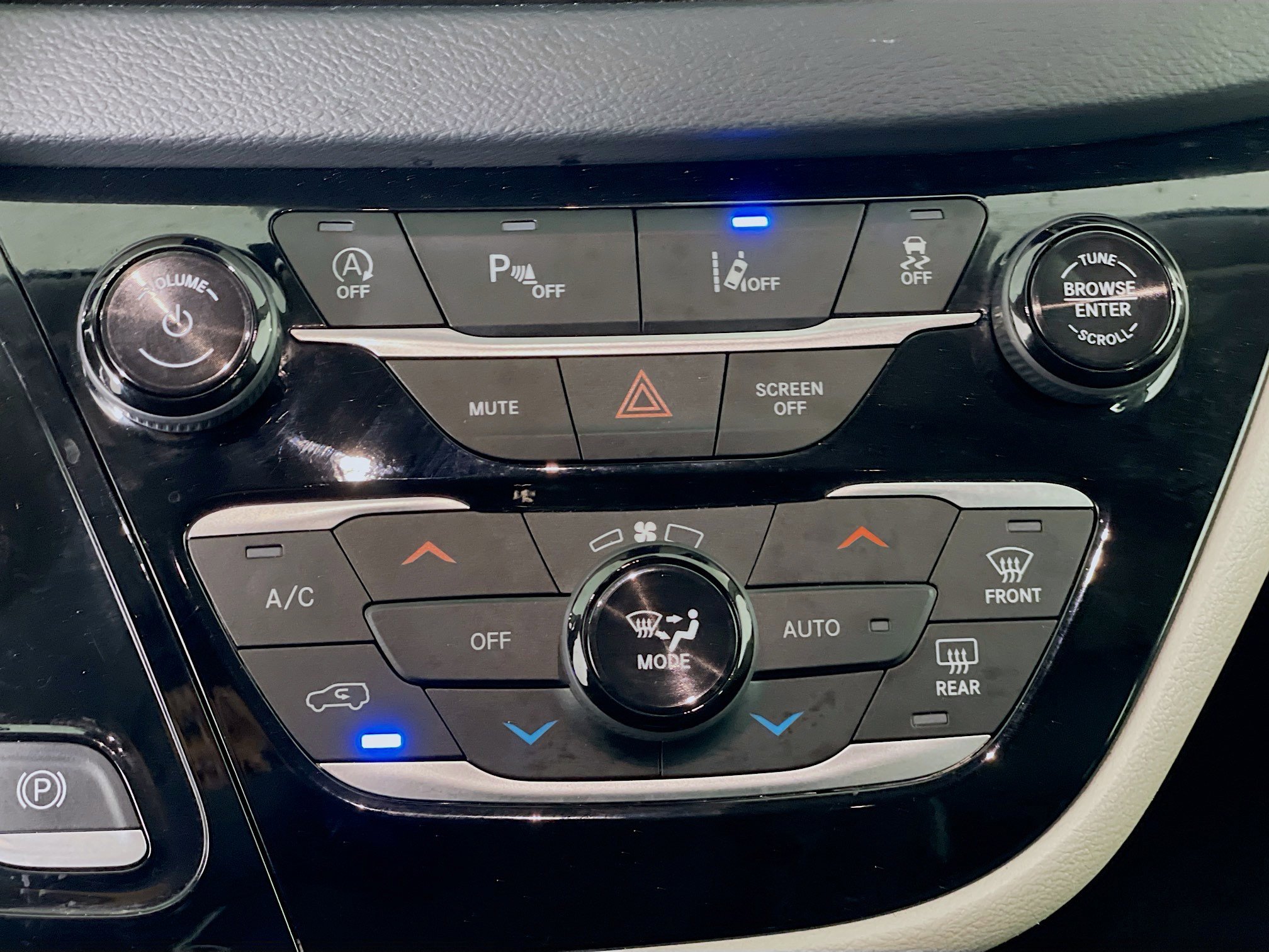 Used 2024 Chrysler Pacifica Touring-L image 23