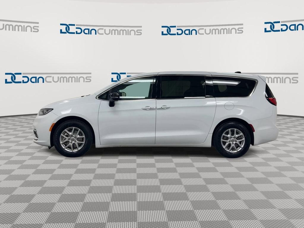 Used 2025 Chrysler Pacifica Select image 5