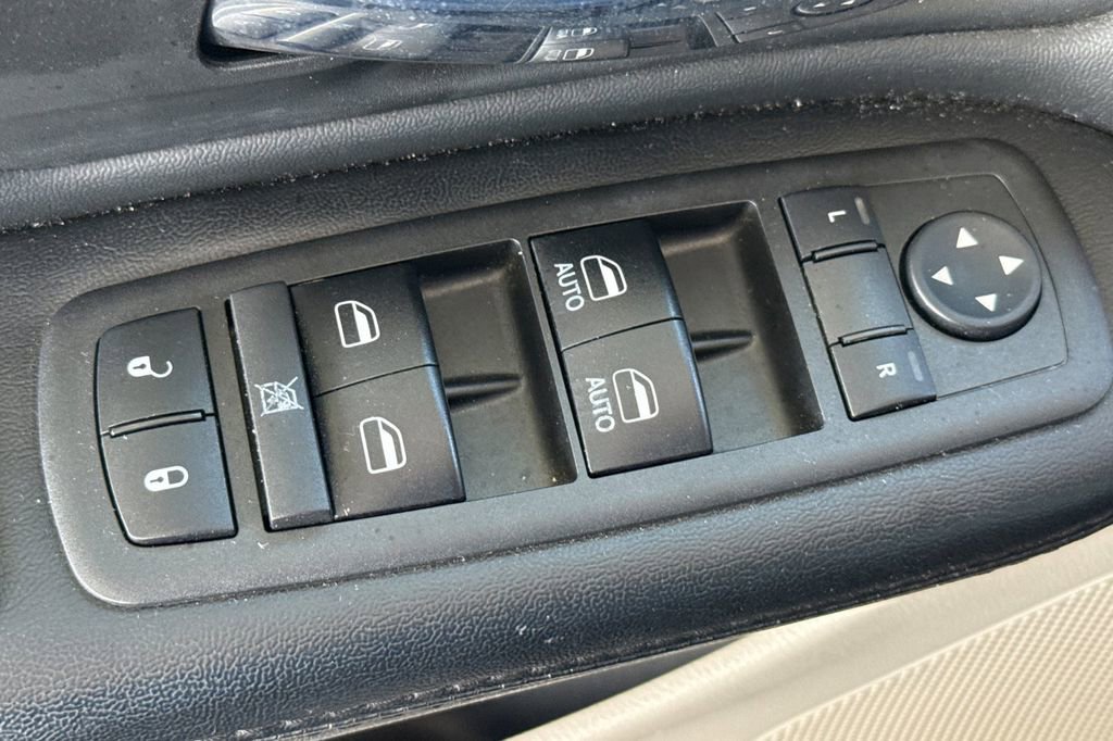 Used 2018 Dodge Grand Caravan SE w/ UConnect Hands-Free Group image 18