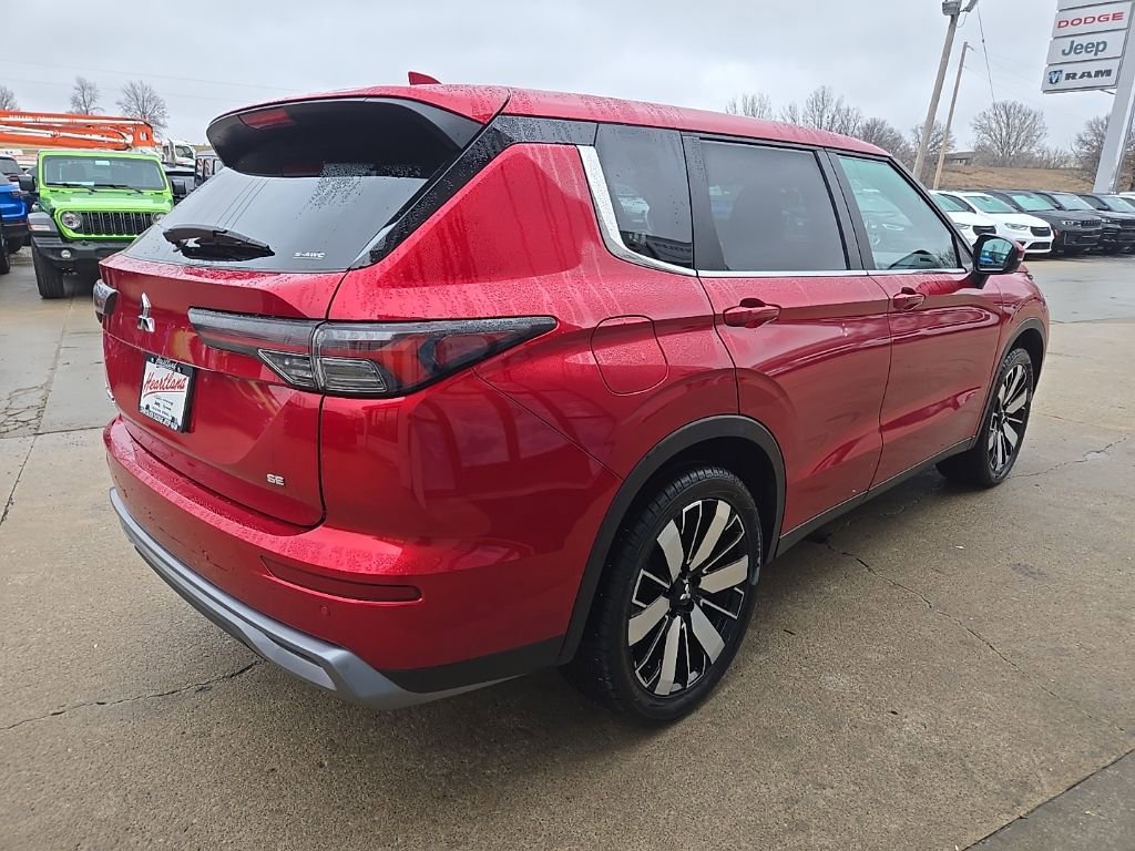 Used 2025 Mitsubishi Outlander SE image 11