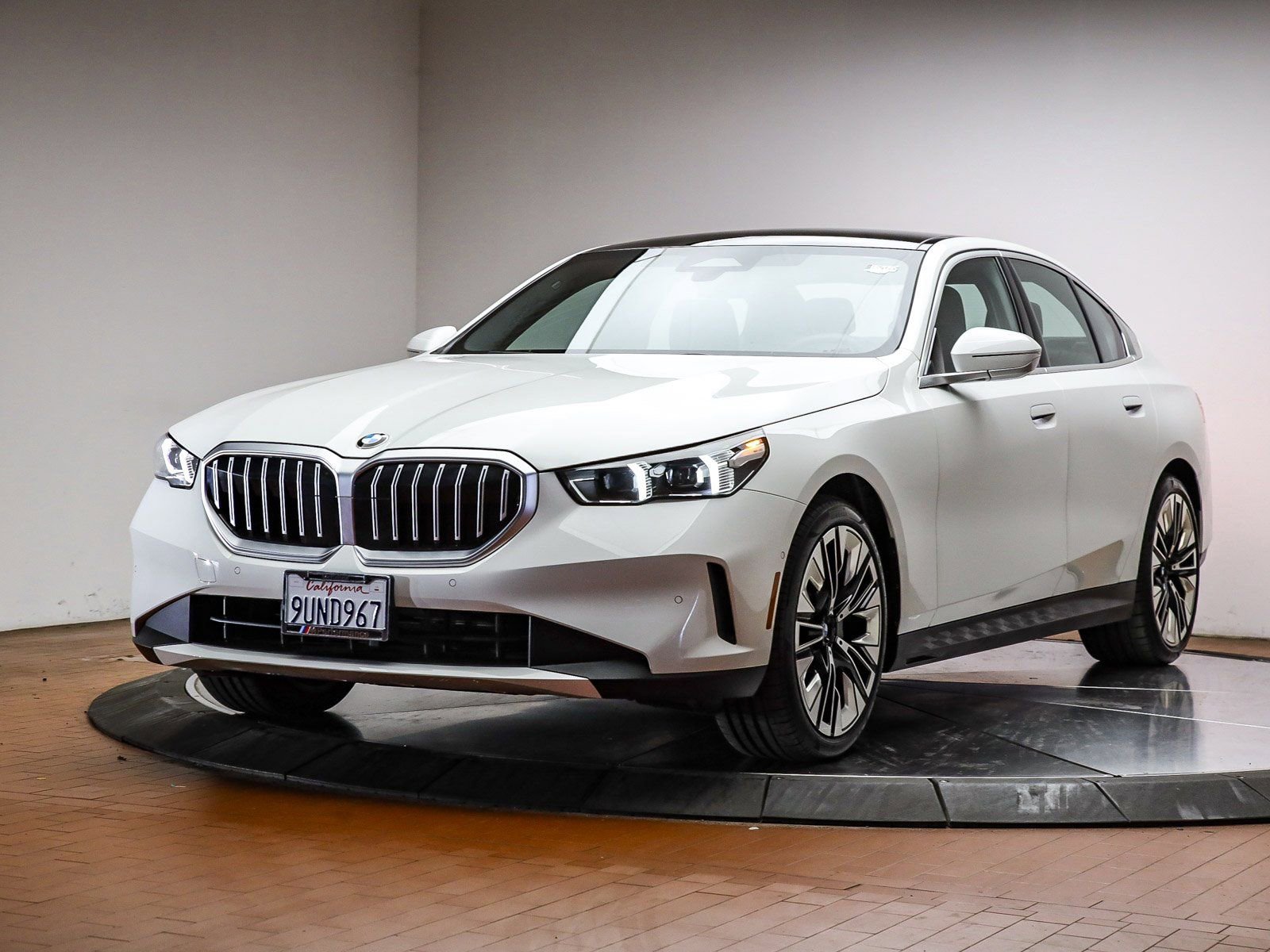 Used 2025 BMW 530i image 1