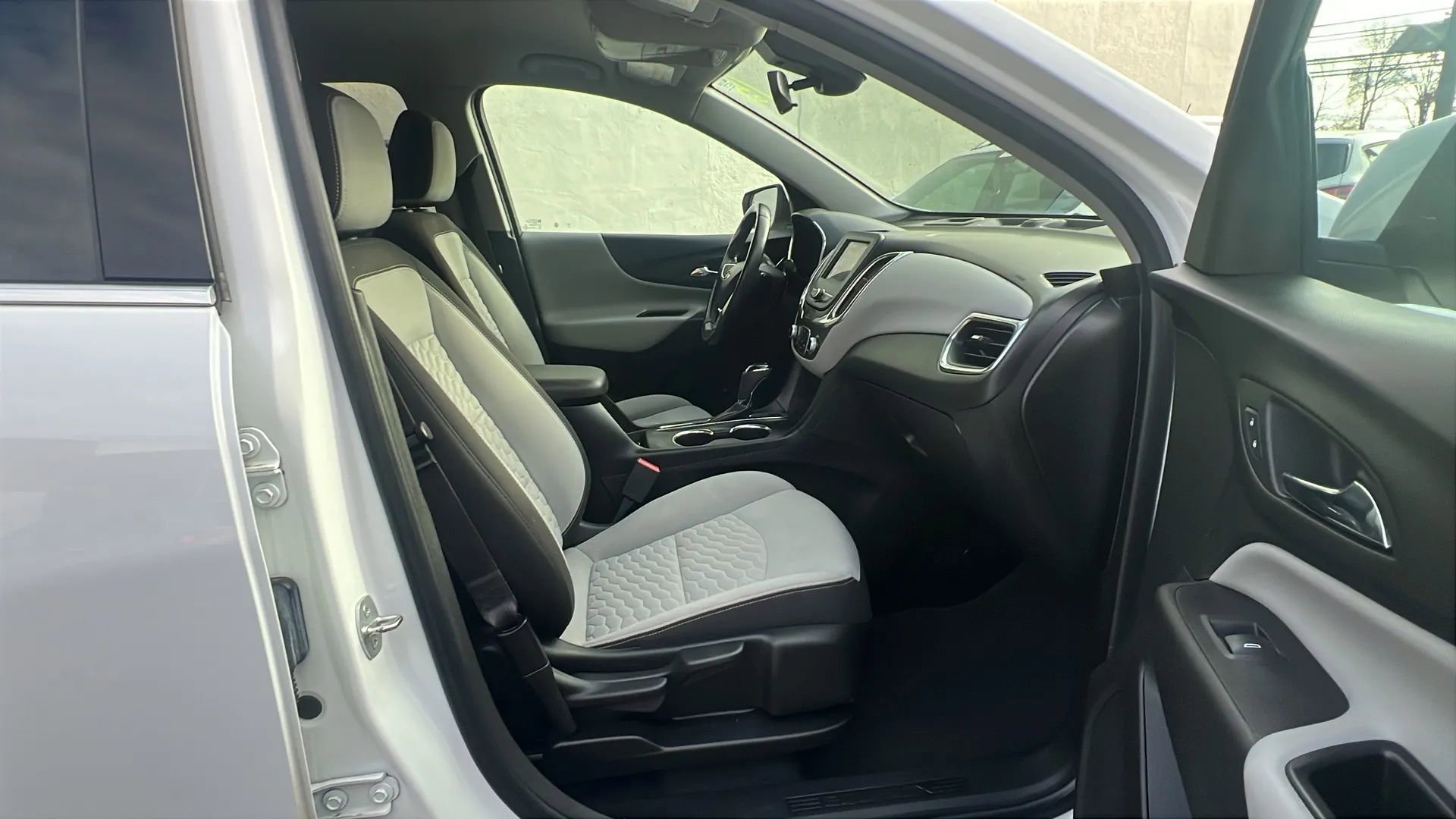 Used 2020 Chevrolet Equinox LT w/ Driver Convenience Package image 28