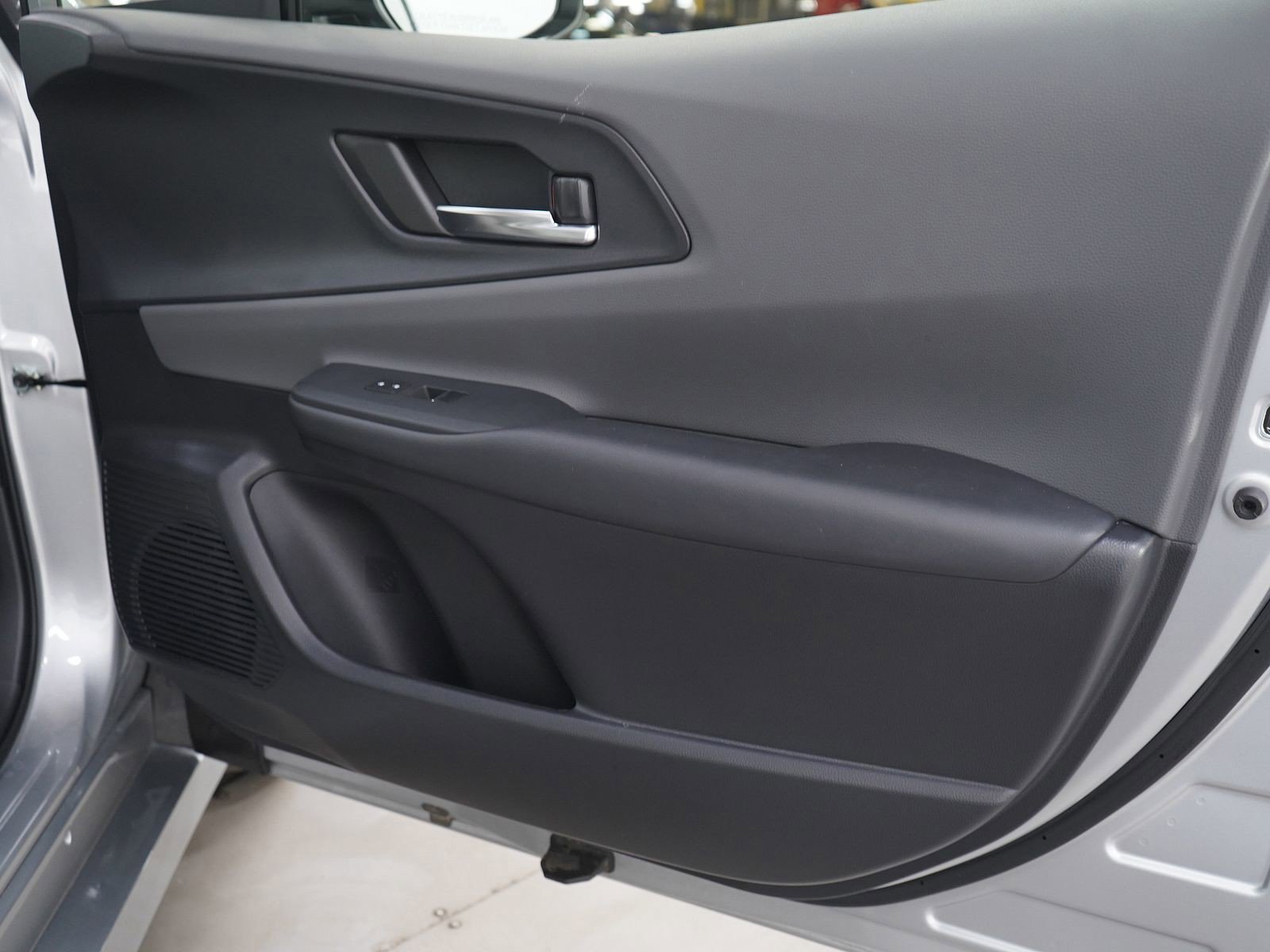 Used 2025 Toyota Prius XLE image 12