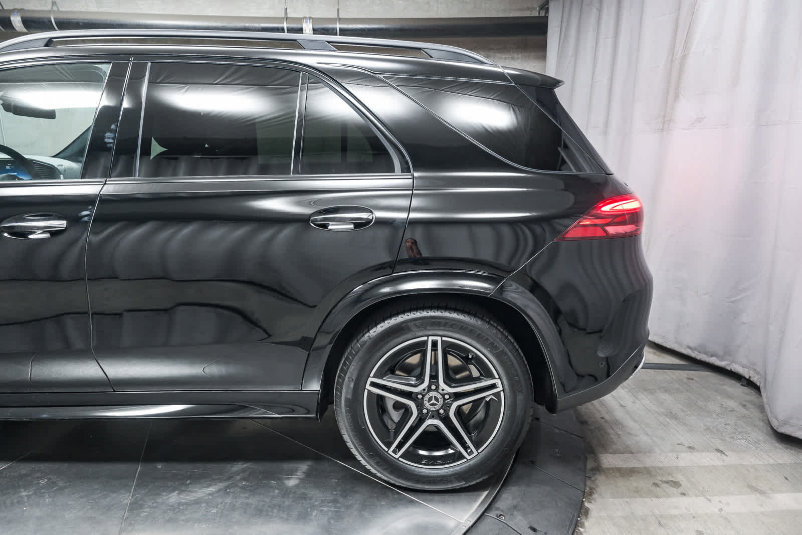 Certified 2025 Mercedes-Benz GLE 350 4MATIC w/ AMG Line Exterior image 8