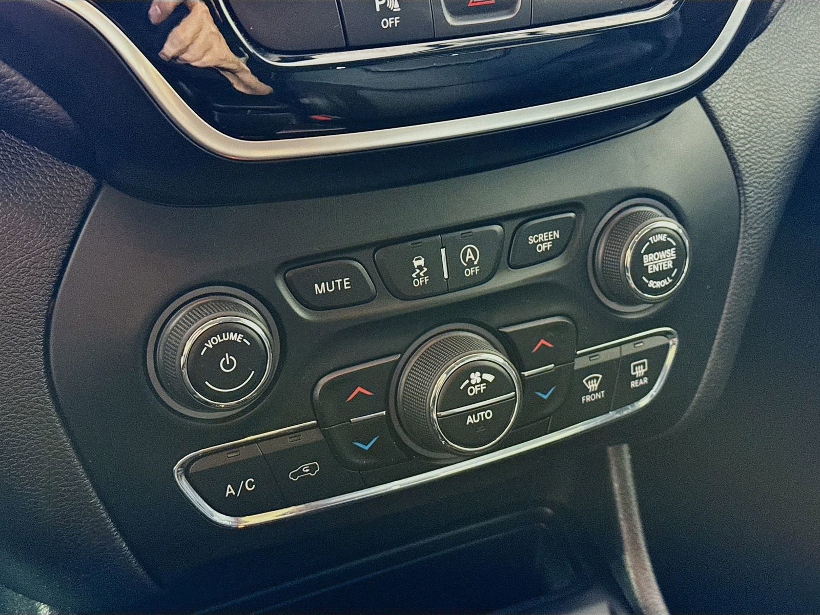 Used 2019 Jeep Cherokee Limited AWD/4WD image 11