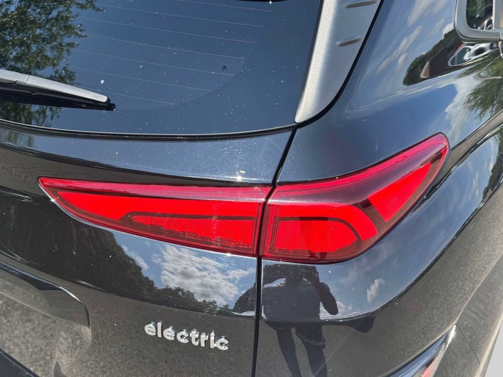 Certified 2022 Hyundai Kona Limited w/ Cargo Package FWD image 9