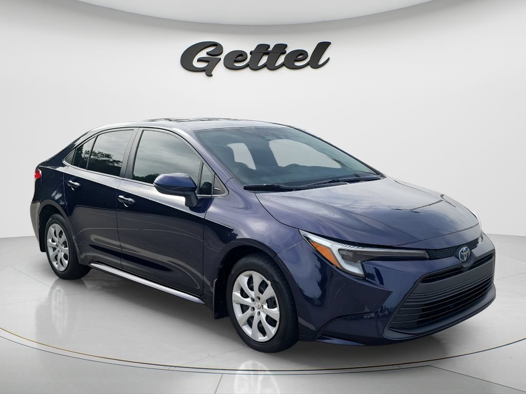 Used 2023 Toyota Corolla LE FWD image 3