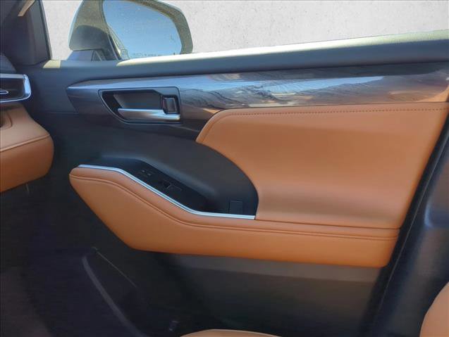 Used 2025 Toyota Highlander Platinum image 23