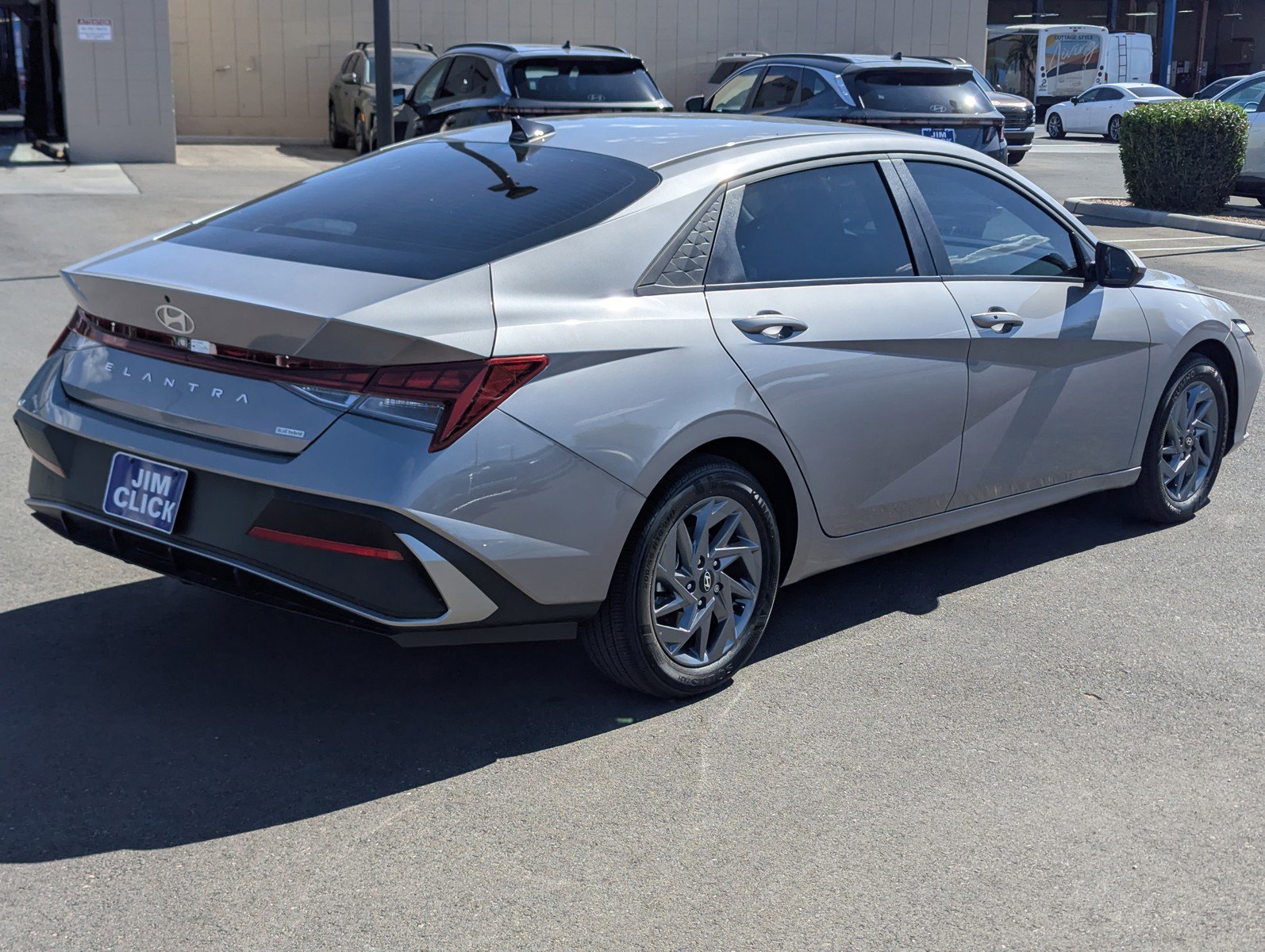 Used 2025 Hyundai Elantra Hybrid FWD image 2