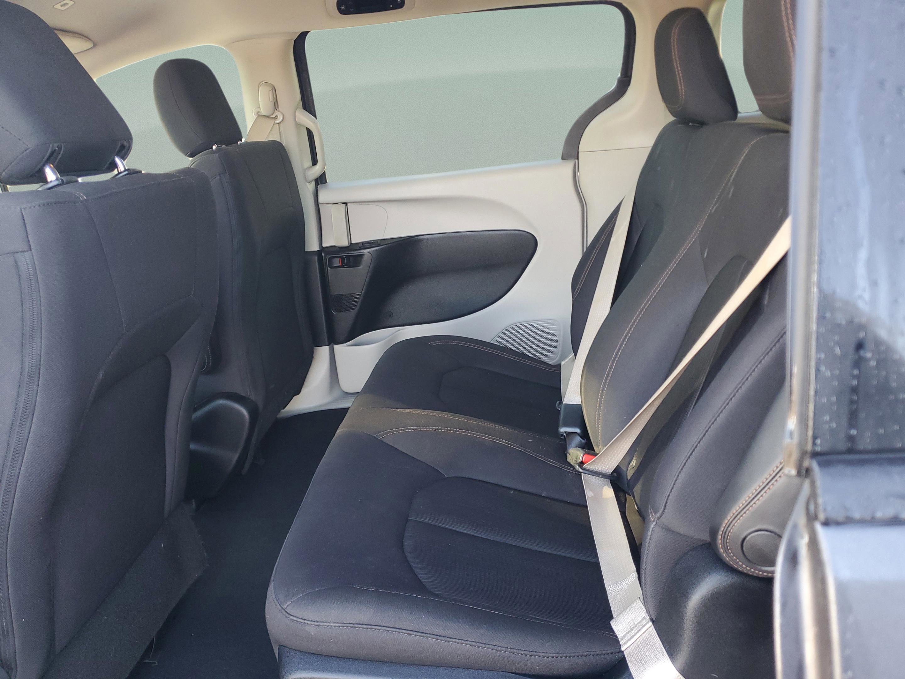 Used 2022 Volkswagen Atlas Cross Sport SE image 9