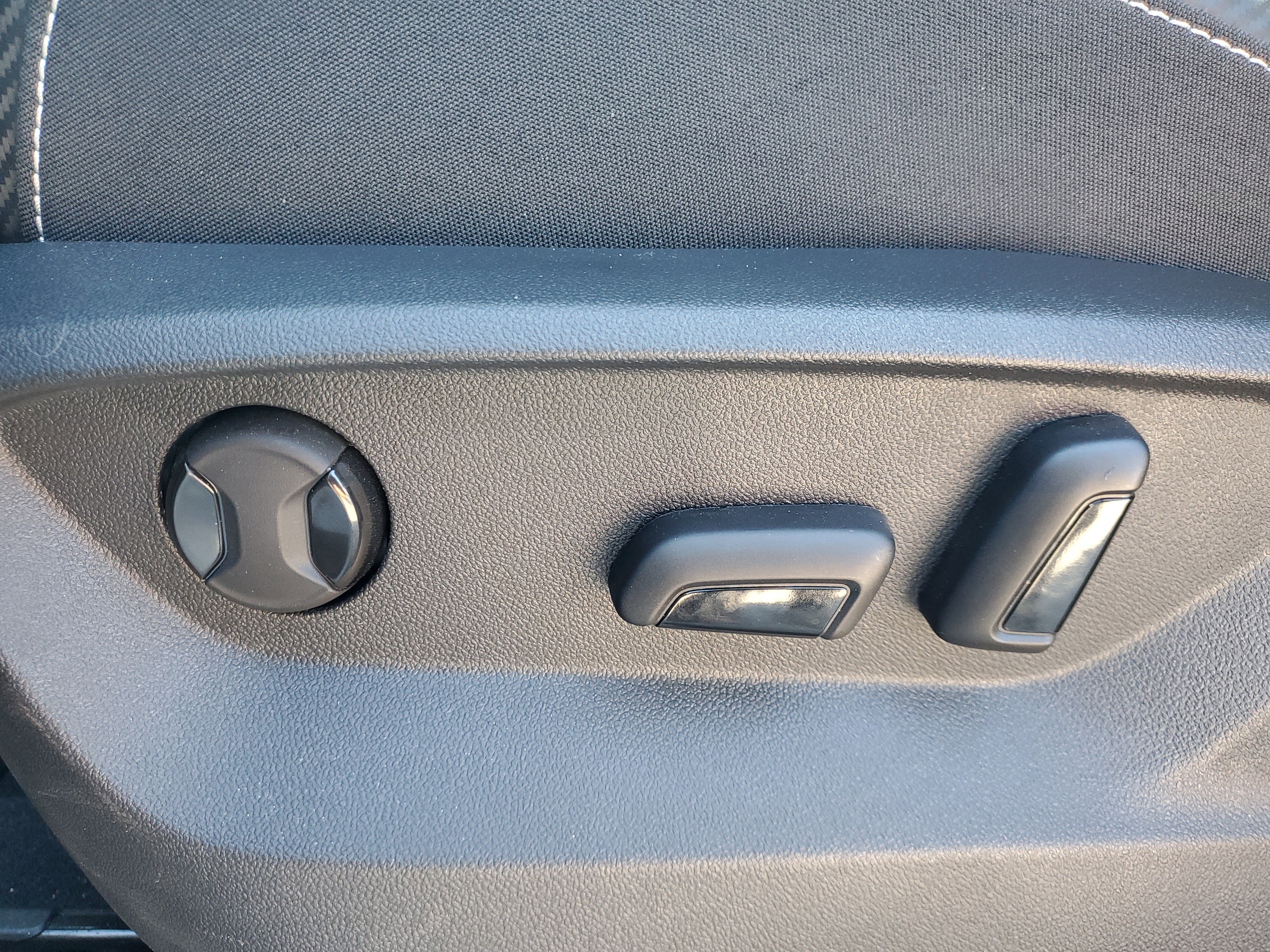 Used 2024 Volkswagen Atlas Cross Sport SE w/ Panoramic Sunroof Package image 14