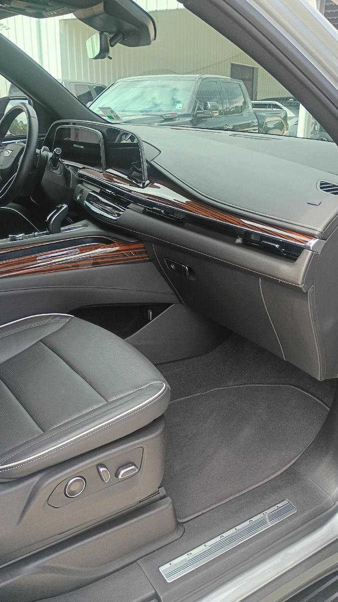 Used 2024 Cadillac Escalade Premium Luxury AWD/4WD image 23