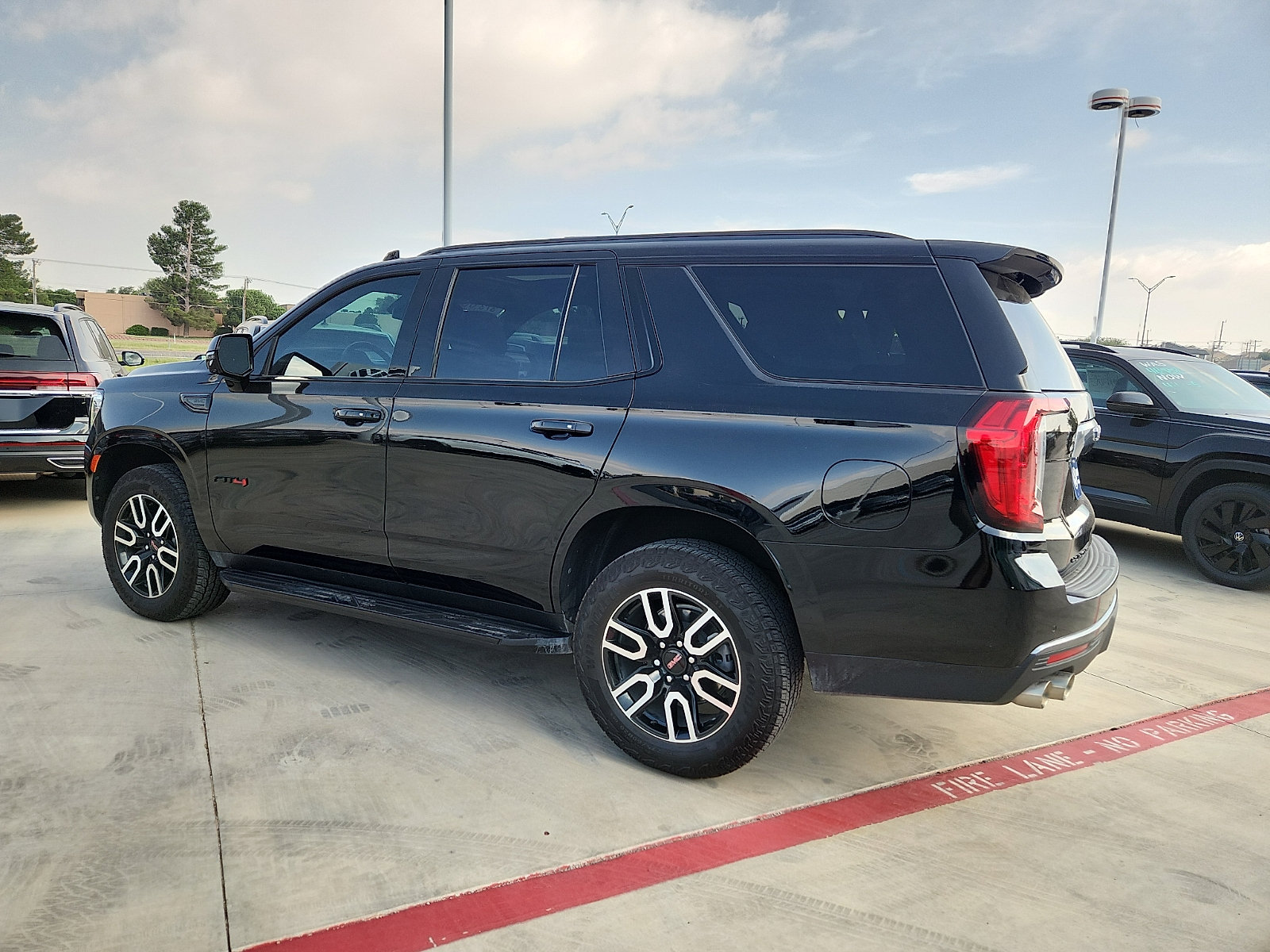 Used 2024 GMC Yukon AT4 w/ Technology Package AWD/4WD image 4
