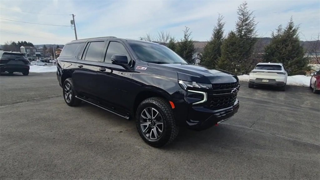 Used 2024 Chevrolet Suburban Z71 w/ Luxury Package image 3